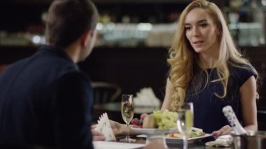 Çift bir tarih içinde restoran vardır.