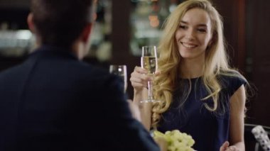Romantik Çift tezahürat ve şampanya restoranda tarihte içki.