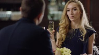 Romantik Çift restoranda tarihte tezahürat