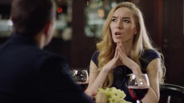 restoranda ortağına söylüyorum sarışın güzellik curling