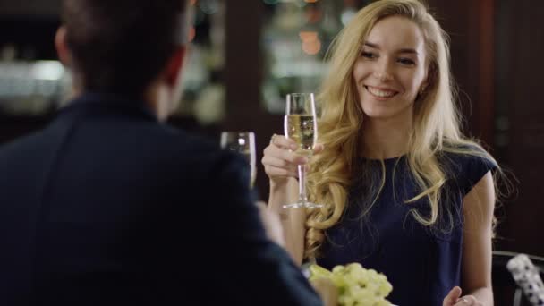 Romantische paar juichende en champagne drinken in restaurant op de datum — Stockvideo