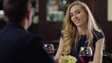 sarışın güzellik ortağı bulunan restoran konuşurken curling