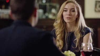 restoranda ortağına hikaye anlatmaya sarışın