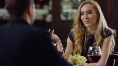 erkek ve kadın restoranda kırmızı şarap ile tarihte tezahürat