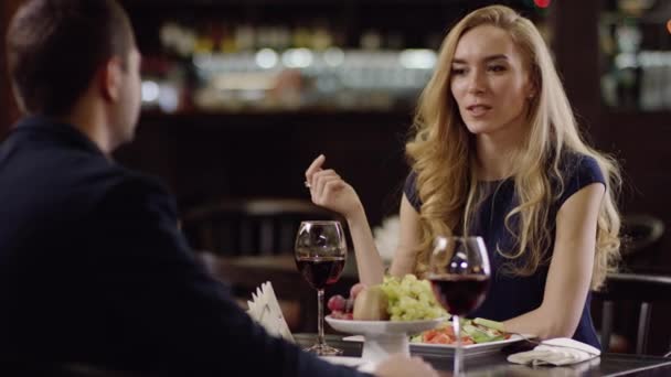 Hombre y mujer celebrando una cita con vino tinto — Vídeo de stock