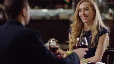 tezahürat ve kafede kırmızı şarap içme kadın ve erkek