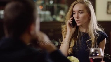 tarihi sırasında telefonla konuşurken işkadını