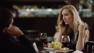 kadın cep telefonunuzda Tarih ve erkek bekleyen sırasında söz