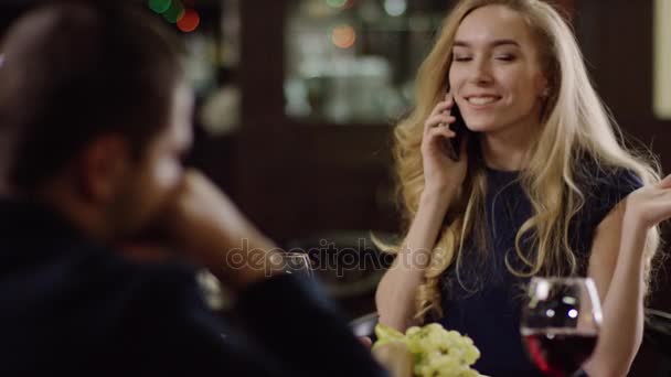 Přítelkyně mluví na mobilu během rande s přítelem — Stock video