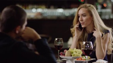 restoranda kalma sırasında telefonla chat yapan kız