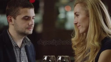 kırmızı şarap ile toasting çifti