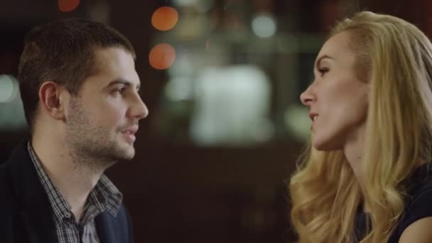 Pasangan berbicara di kafe erat — Stok Video