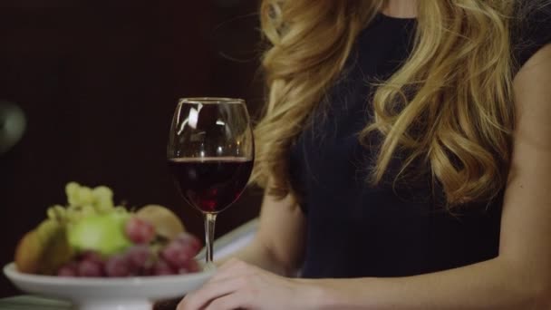 Sonriente linda dama bebiendo vino tinto — Vídeo de stock