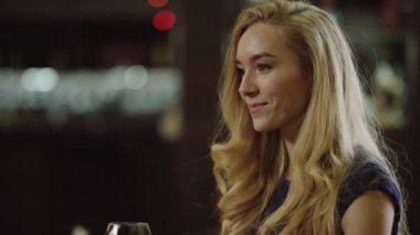 Yalnız kadın cafede kırmızı şarap içme