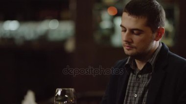 kafede kırmızı şarap içme adam