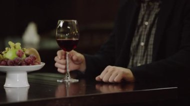 kafede kırmızı şarap içme adam