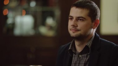 kafede masada oturan yalnız adam