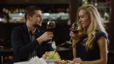 Romantik Çift kırmızı şarap ile toasting ve söz