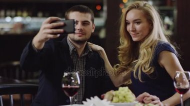 restoranda genç Romantik Çift alarak selfie