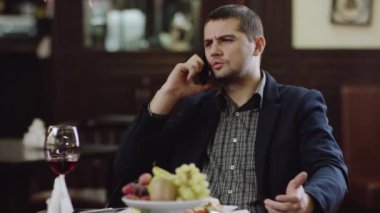 cep telefonuyla konuşan genç adam