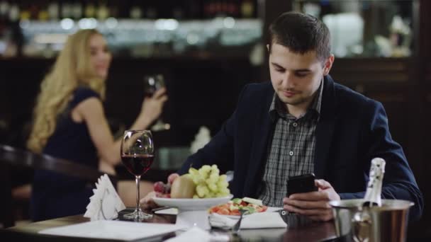 Belleza coqueteando con el hombre en el restaurante — Vídeos de Stock