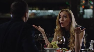 restoranda adamla savunarak kadın