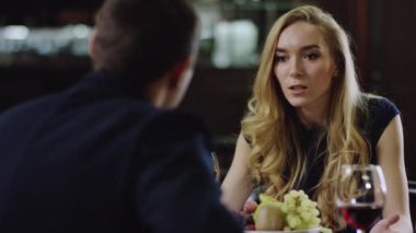 kadın bağıran adam restoranda