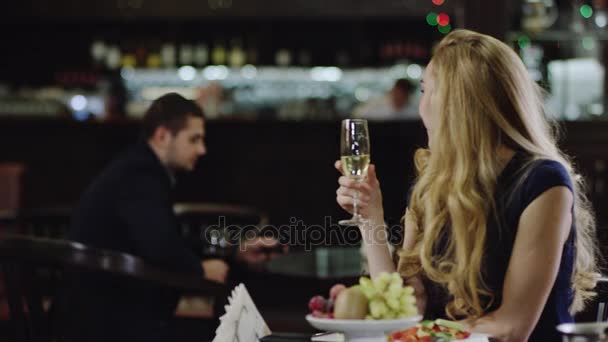 Blondie flörtöl egy férfi étterem — Stock videók
