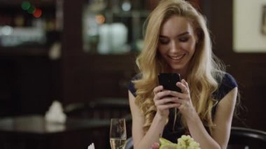 dalga köpüğü enterne restoranda kız