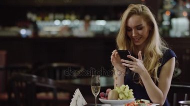 kafede oturan smartphone ile sevimli kadın