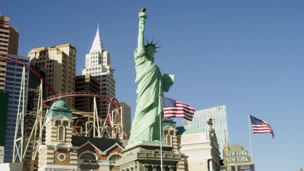 Statue de la Liberté, bâtiments d'affaires, montagnes russes aux Etats-Unis — Video