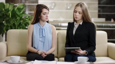 gülümseyen kadın iş tartışıyor