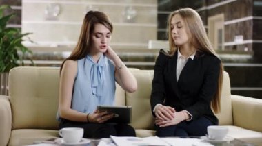 Tablet ile çalışan kadınlar