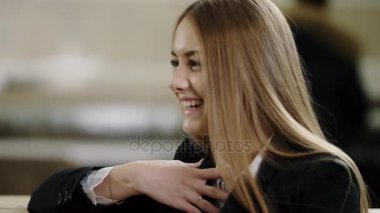 Birbirinizle konuşmak gülümseyen iki arkadaş