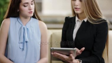 UPS-in tablet ile çalışma iş kadınları kapatın