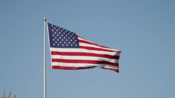 Bandera americana contra un hermoso cielo azul — Vídeos de Stock