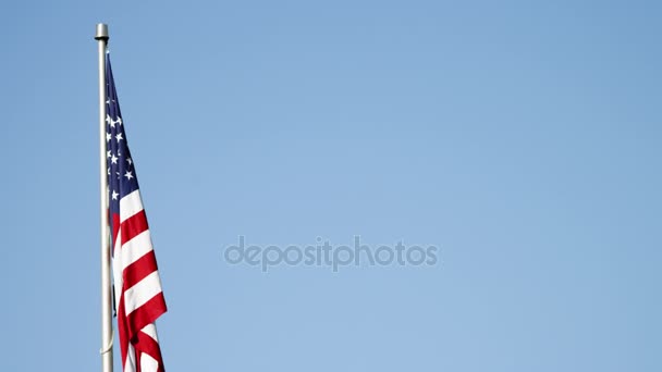 Ηνωμένες Πολιτείες σημαία κινούμενα ενάντια σε ένα καταγάλανο ουρανό — Αρχείο Βίντεο