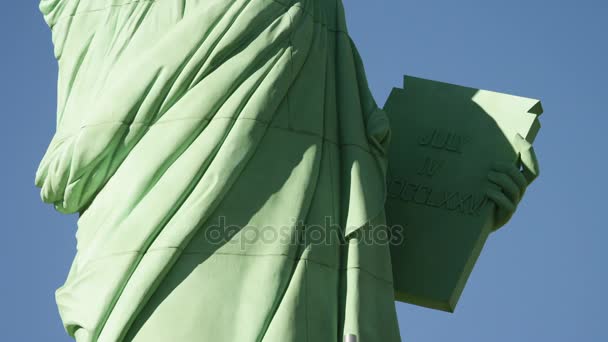 Primer plano de la estatua de la libertad y la tablilla que evoca la ley — Vídeo de stock