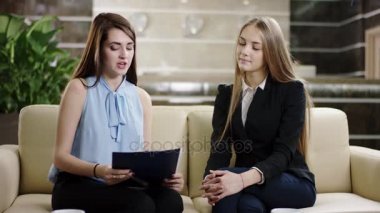 kadın şirket başkanı Sekreteri grafikler gösterilen öğretmek