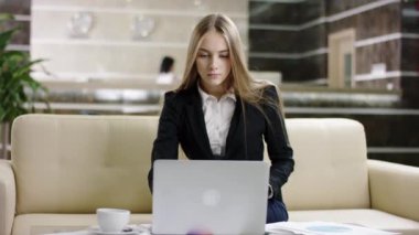 laptop ve belgeleri kullanarak işkadını turizm