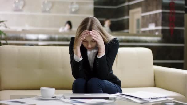 Femme d'affaires extrêmement bouleversée dans le hall de l'hôtel — Video