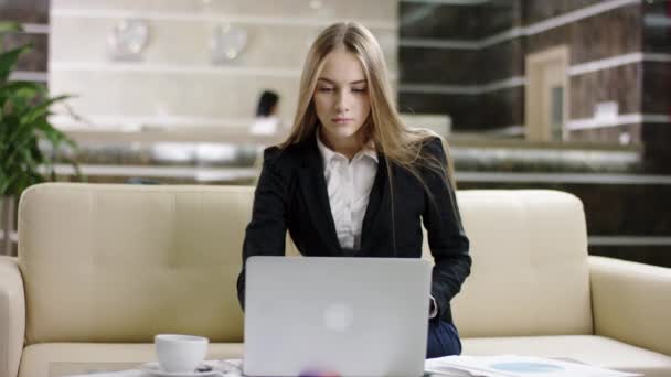 Businesswoman tourist using laptop and documents — Stock Video