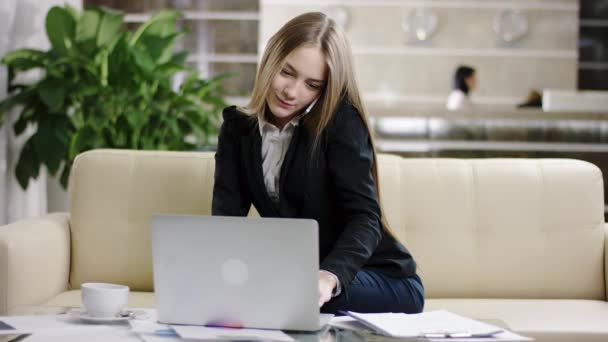 笔记本电脑和手机在忙上的女人 — 图库视频影像