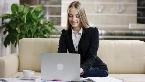 Bizneswoman korzystająca z laptopa — Wideo stockowe