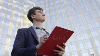 Not alma kentsel modern peyzaj sokak şehir klasöründe adam