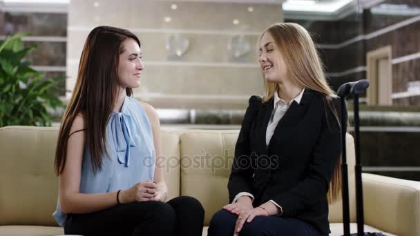 Mujeres sonrientes felices hablando entre sí — Vídeo de stock