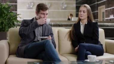 Otelde kahve içme biçimsel tarzı çift