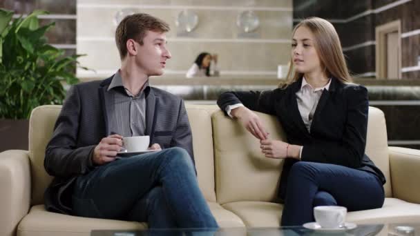 Couple prenant une tasse de café à l'hôtel — Video