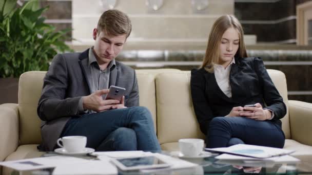 Ζευγάρι χρησιμοποιώντας το smartphone τους στο δημόσιο — Αρχείο Βίντεο