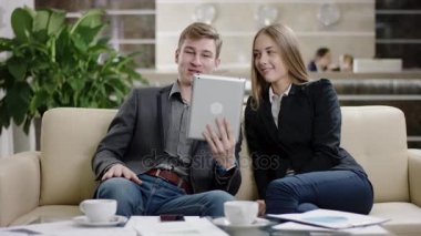 Genç çift görüntülü sohbet Tablet